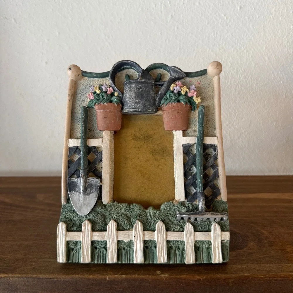 VintageStyle 3D Garden Theme Resin Picture Frame Picket Fence Watering Can Decor
